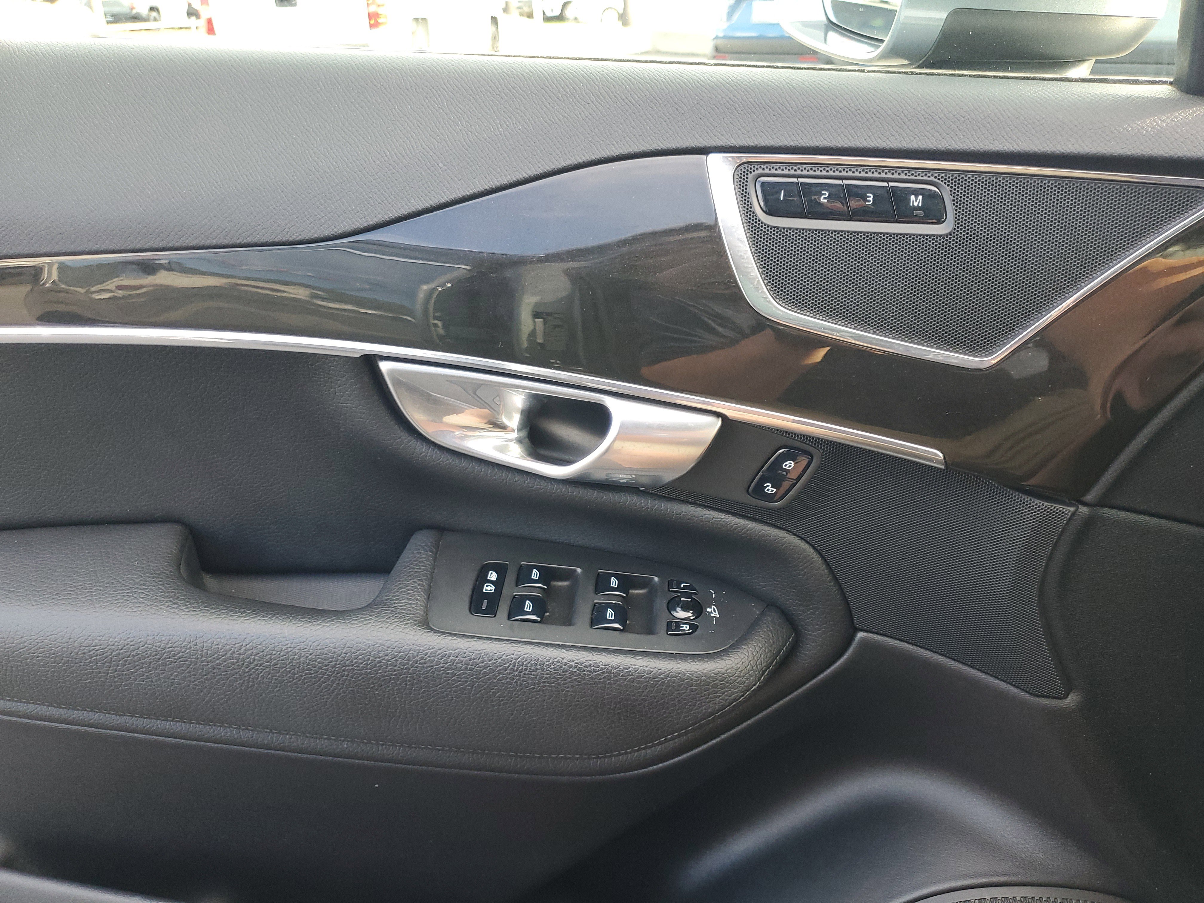 2018 Volvo XC90 Momentum Image 27 of 33