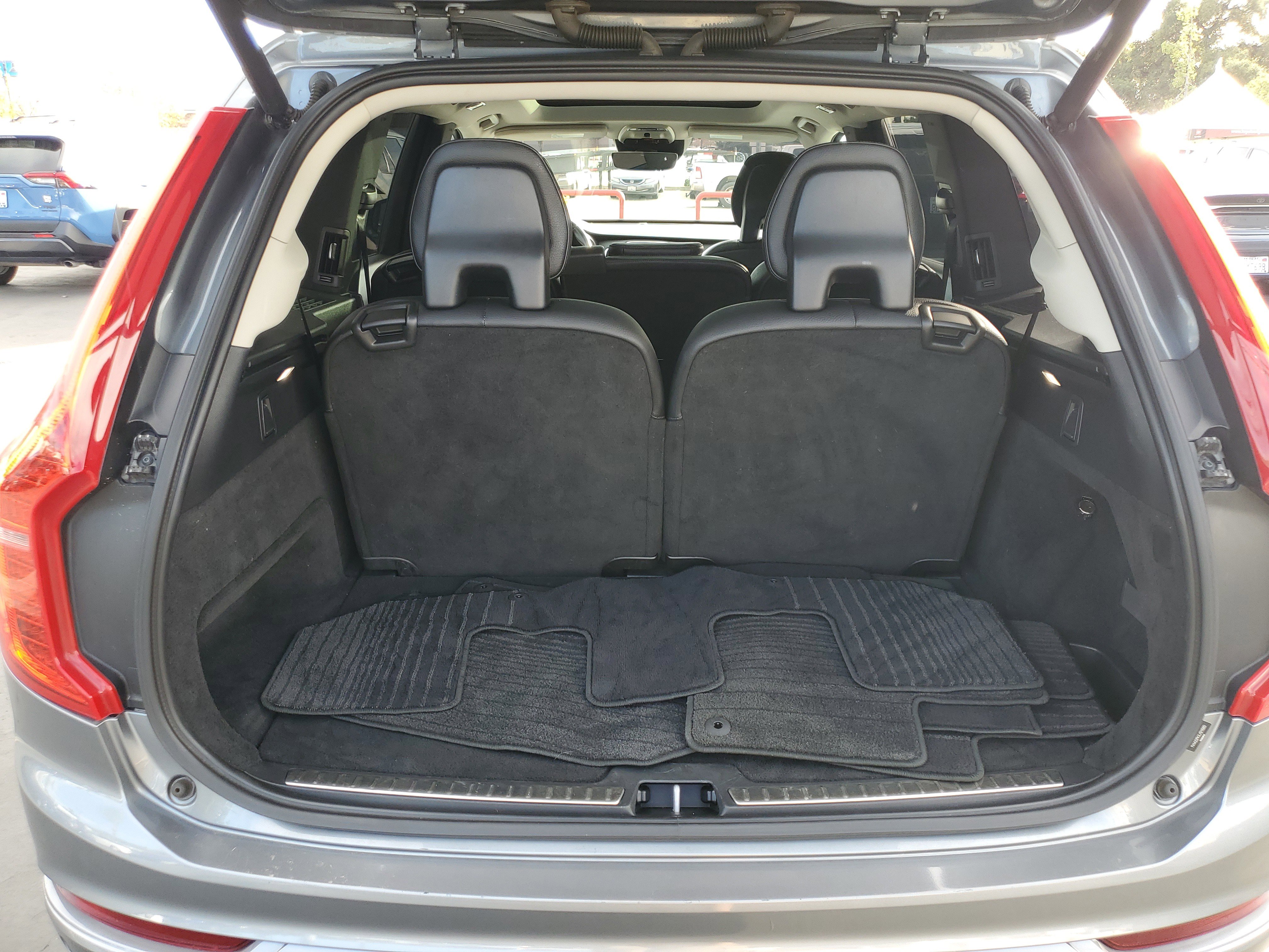 2018 Volvo XC90 Momentum Image 8 of 33