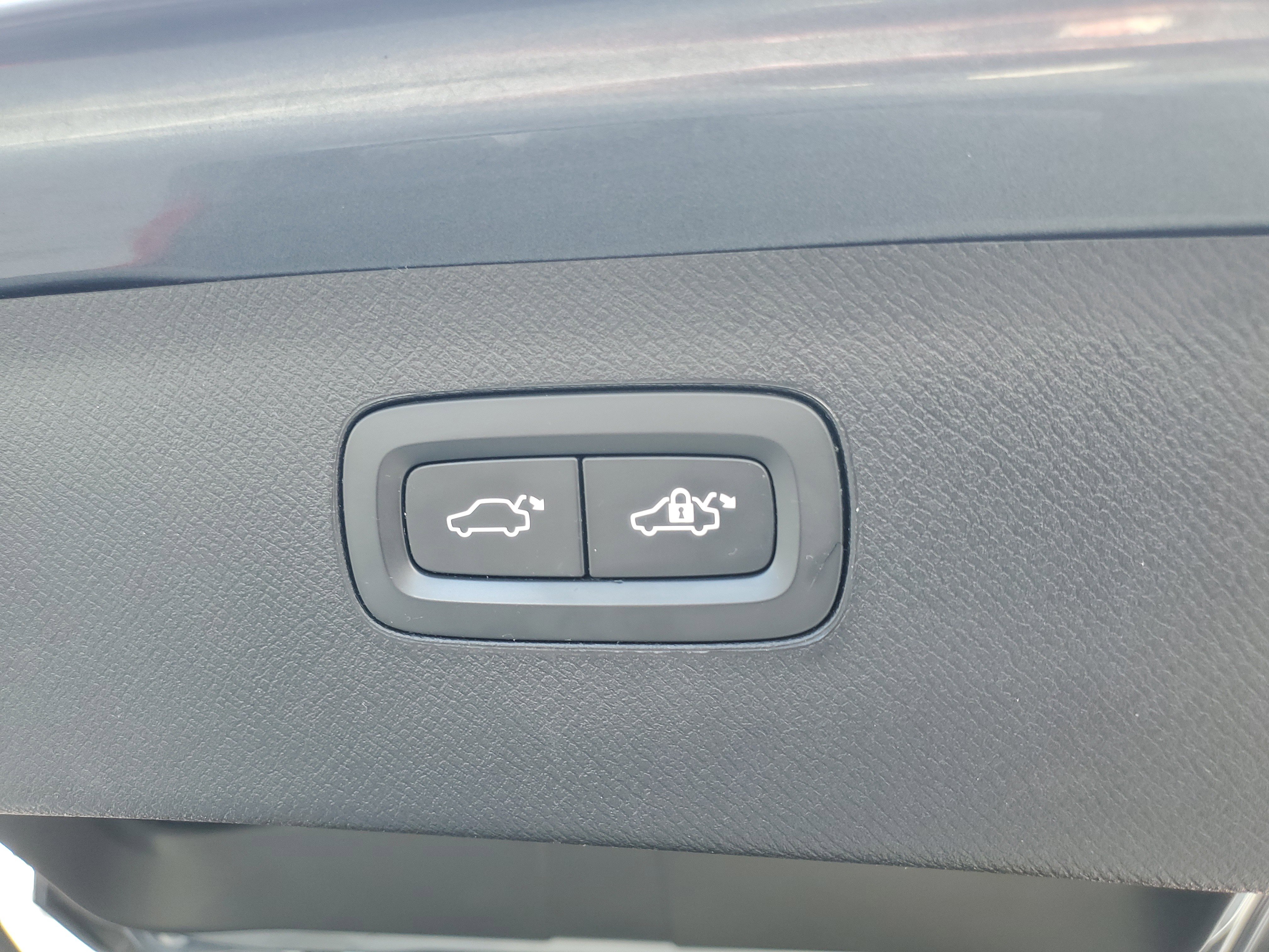 2018 Volvo XC90 Momentum Image 28 of 33