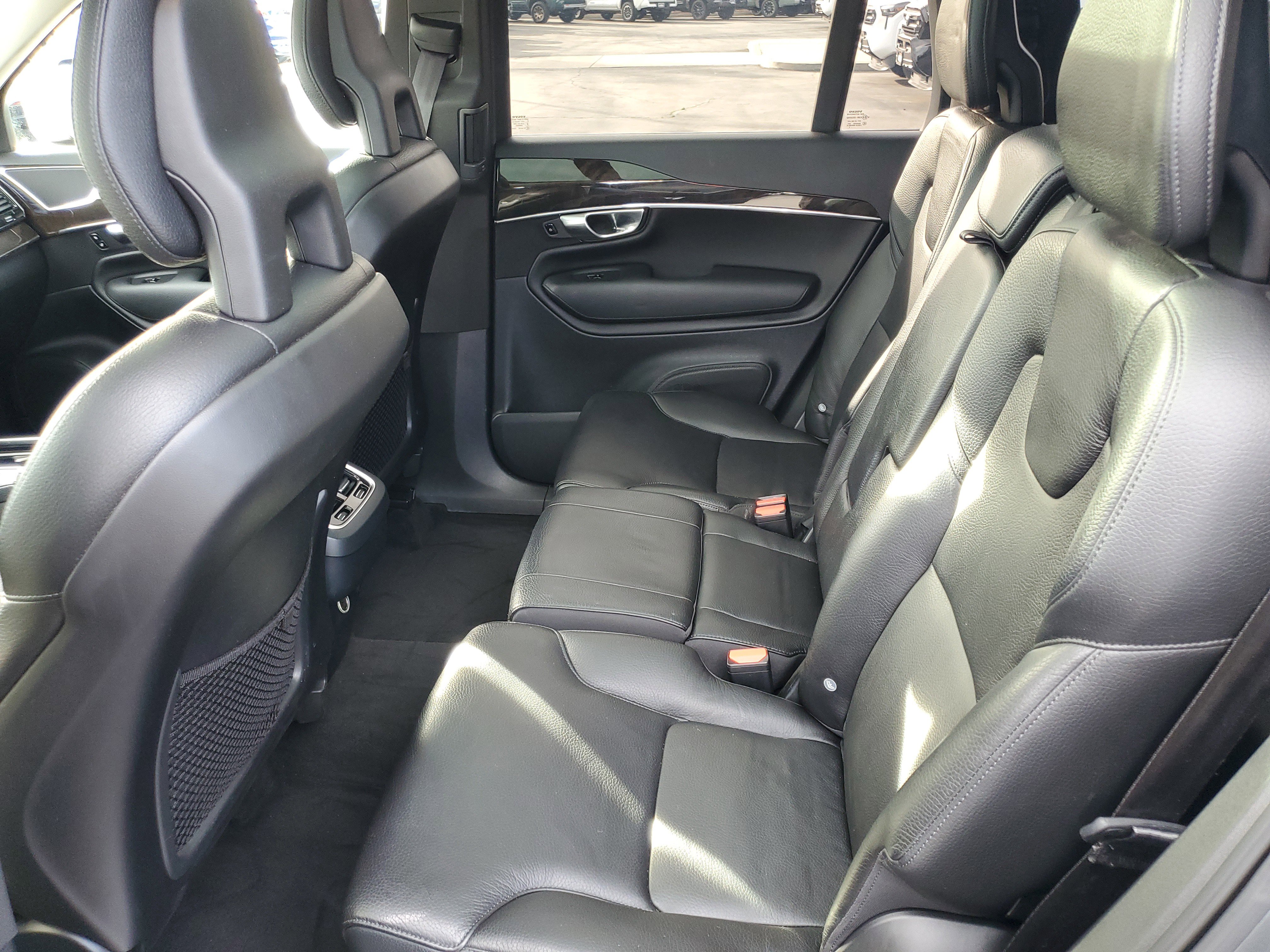 2018 Volvo XC90 Momentum Image 10 of 33