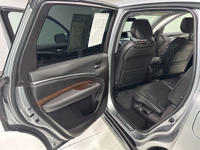 Vehicle image 33 of 42