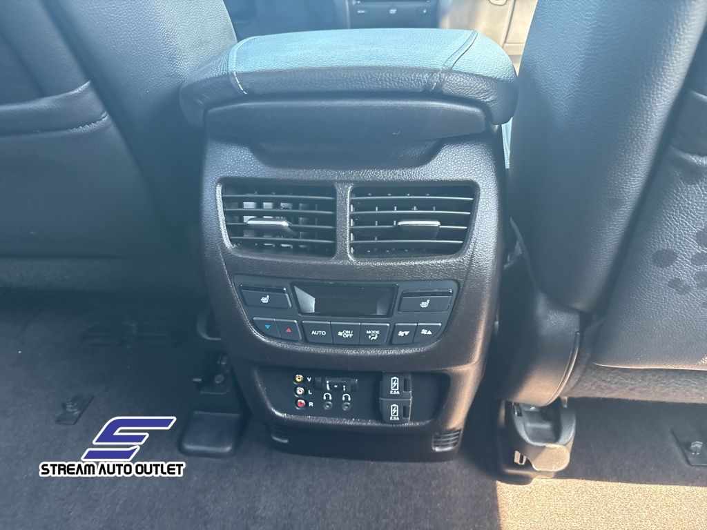 Vehicle image 19 of 40
