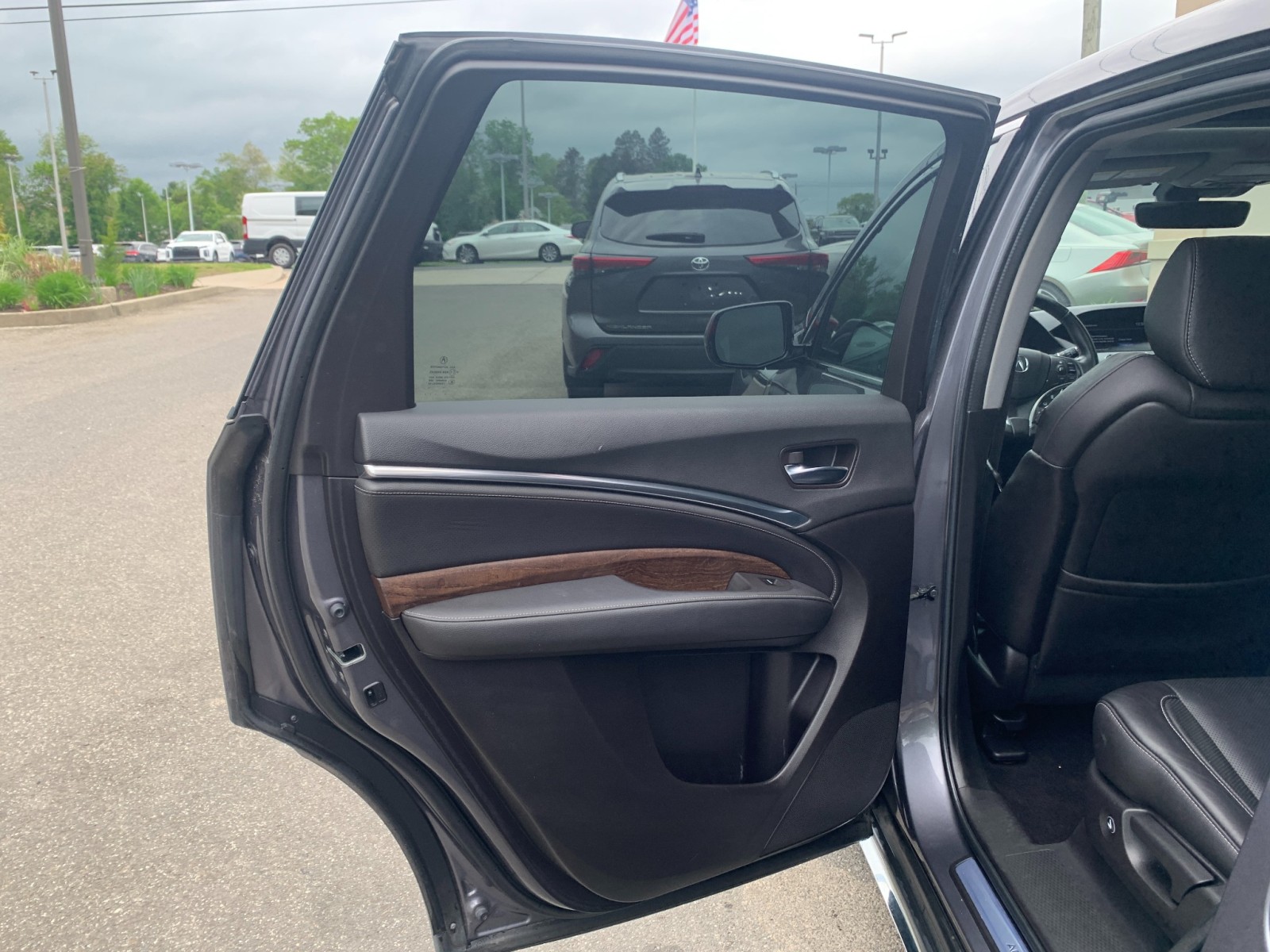 Vehicle image 27 of 36