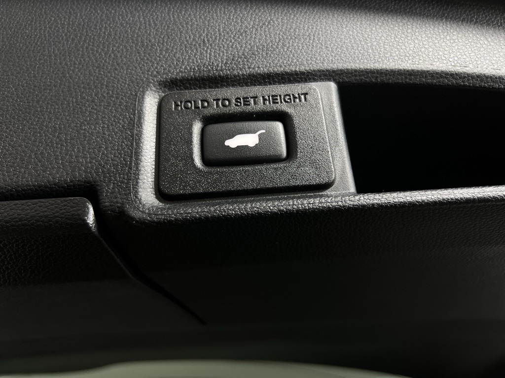 Vehicle image 33 of 52