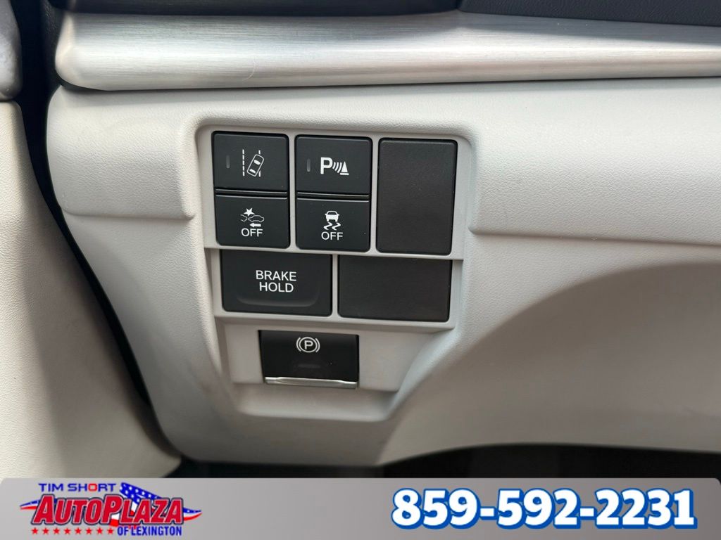 Vehicle image 33 of 36