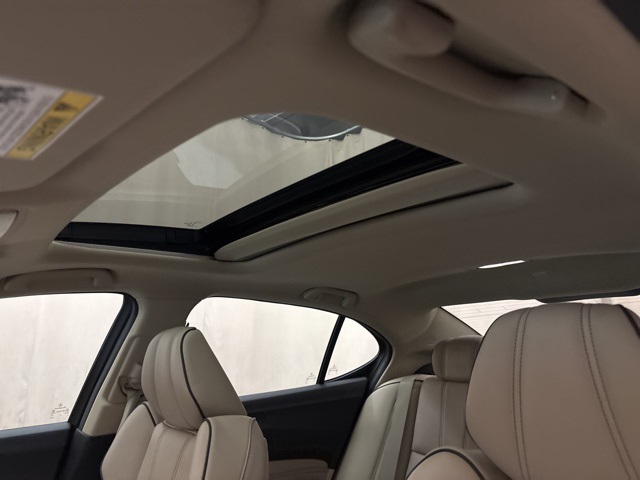 Vehicle image 23 of 28