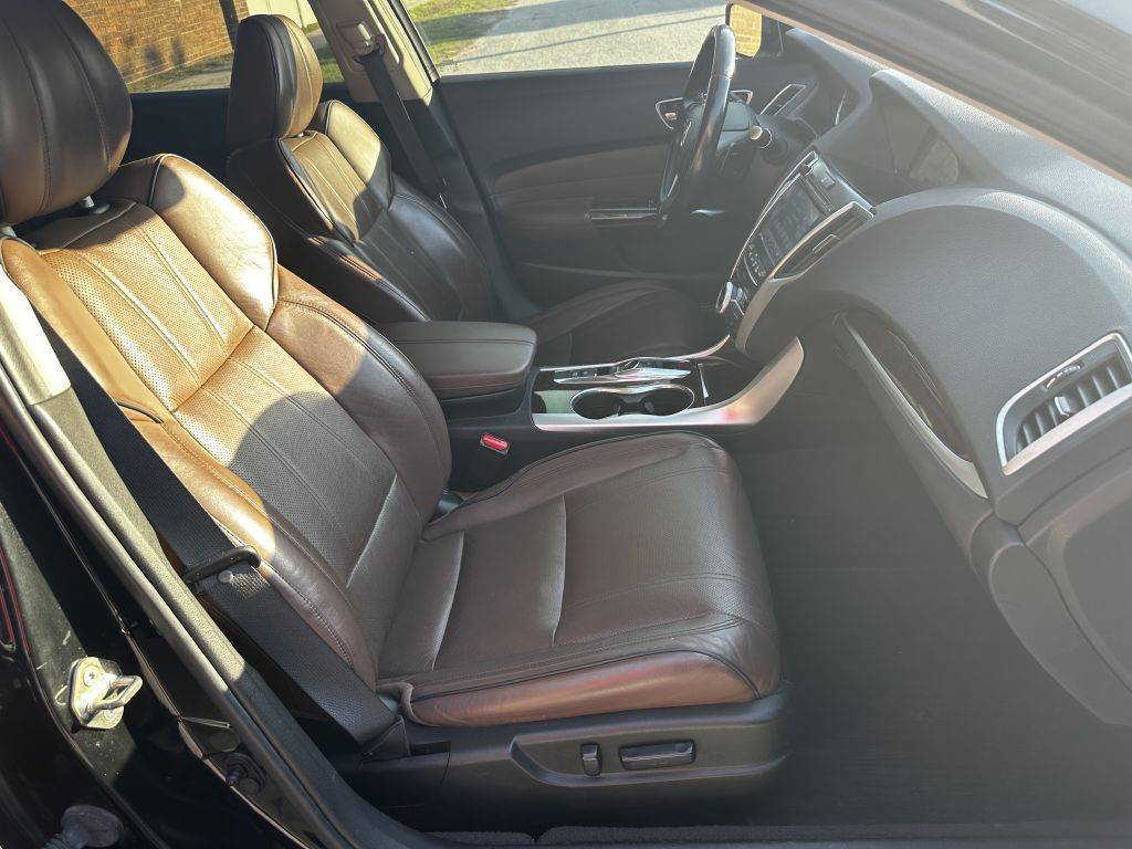 Vehicle image 12 of 14