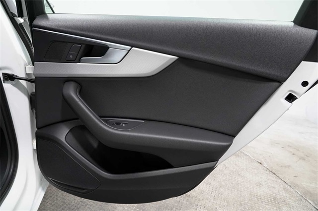 Vehicle image 21 of 30