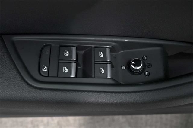 Vehicle image 25 of 30