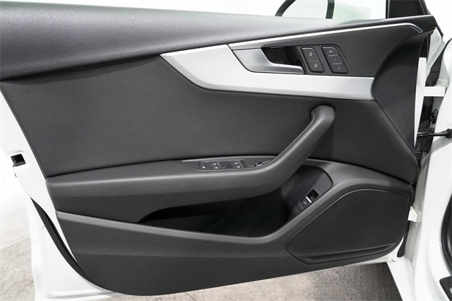 Vehicle image 19 of 30