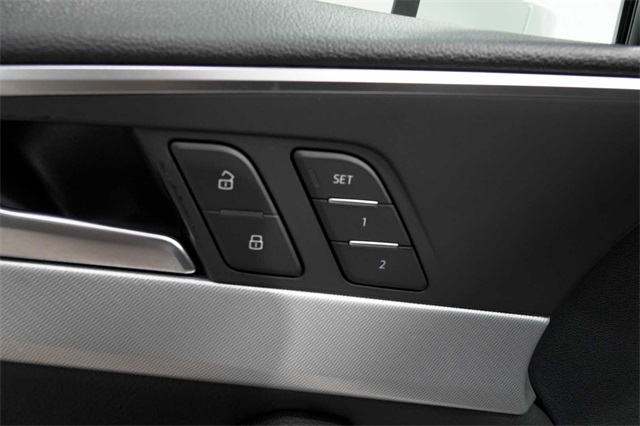 Vehicle image 23 of 30