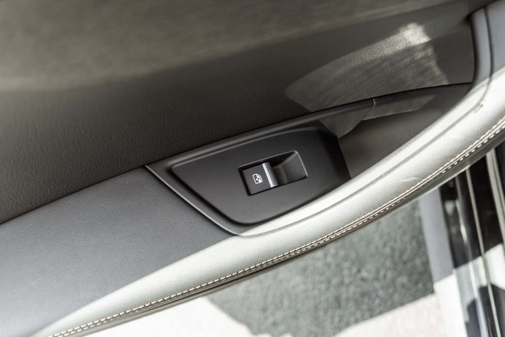 Vehicle image 33 of 43