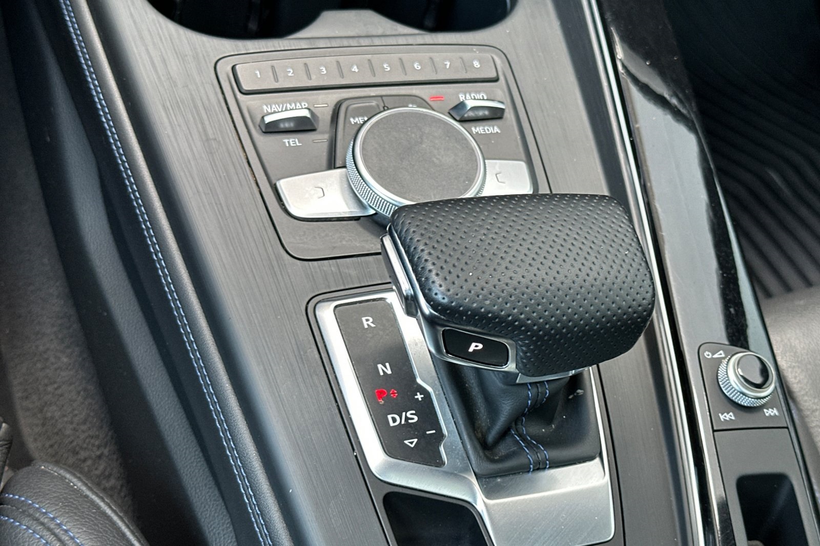 Vehicle image 25 of 35