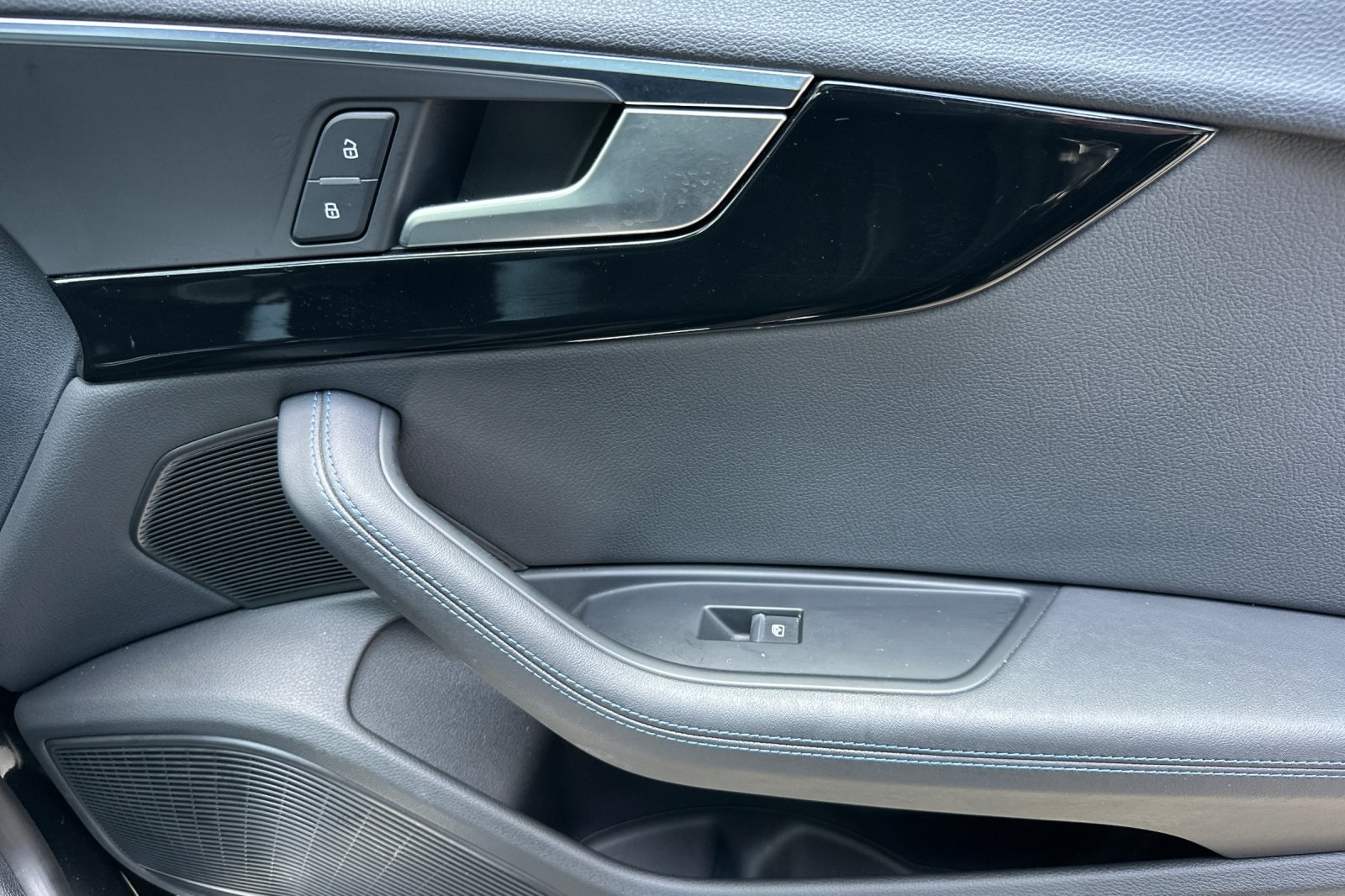 Vehicle image 19 of 35