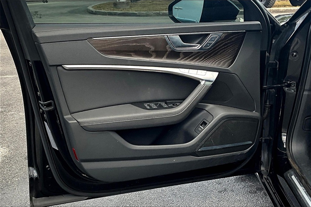 Vehicle image 22 of 31