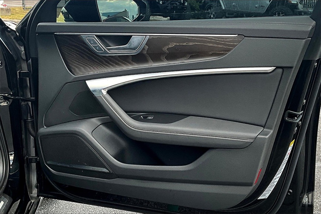 Vehicle image 23 of 31