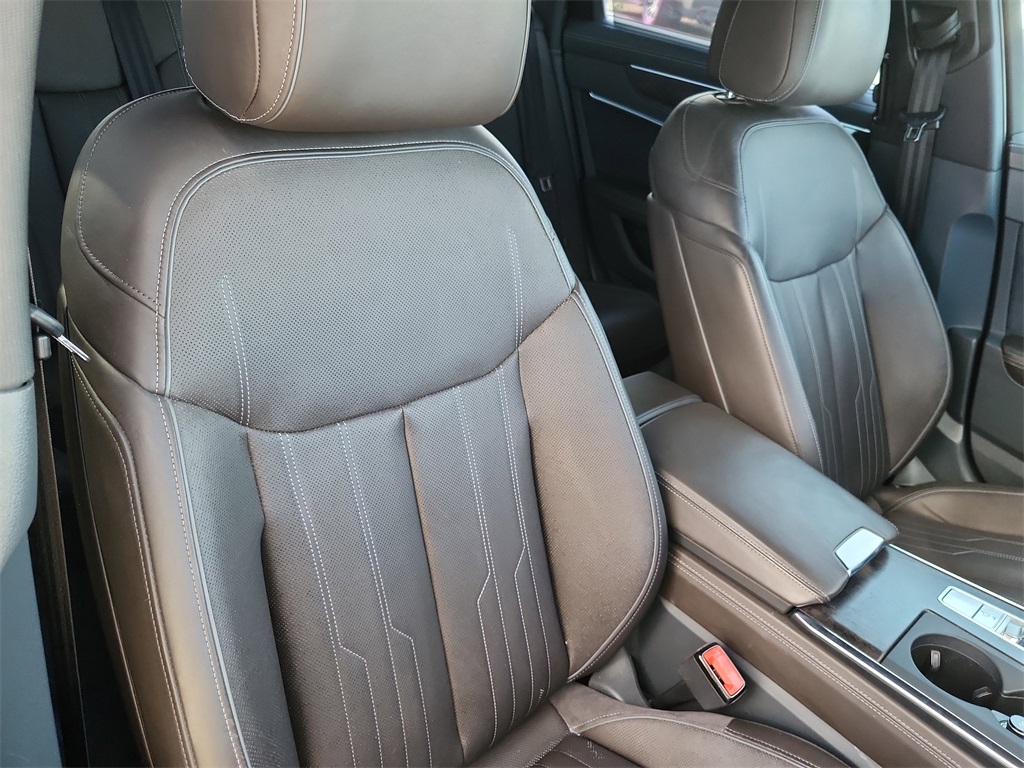 Vehicle image 10 of 26