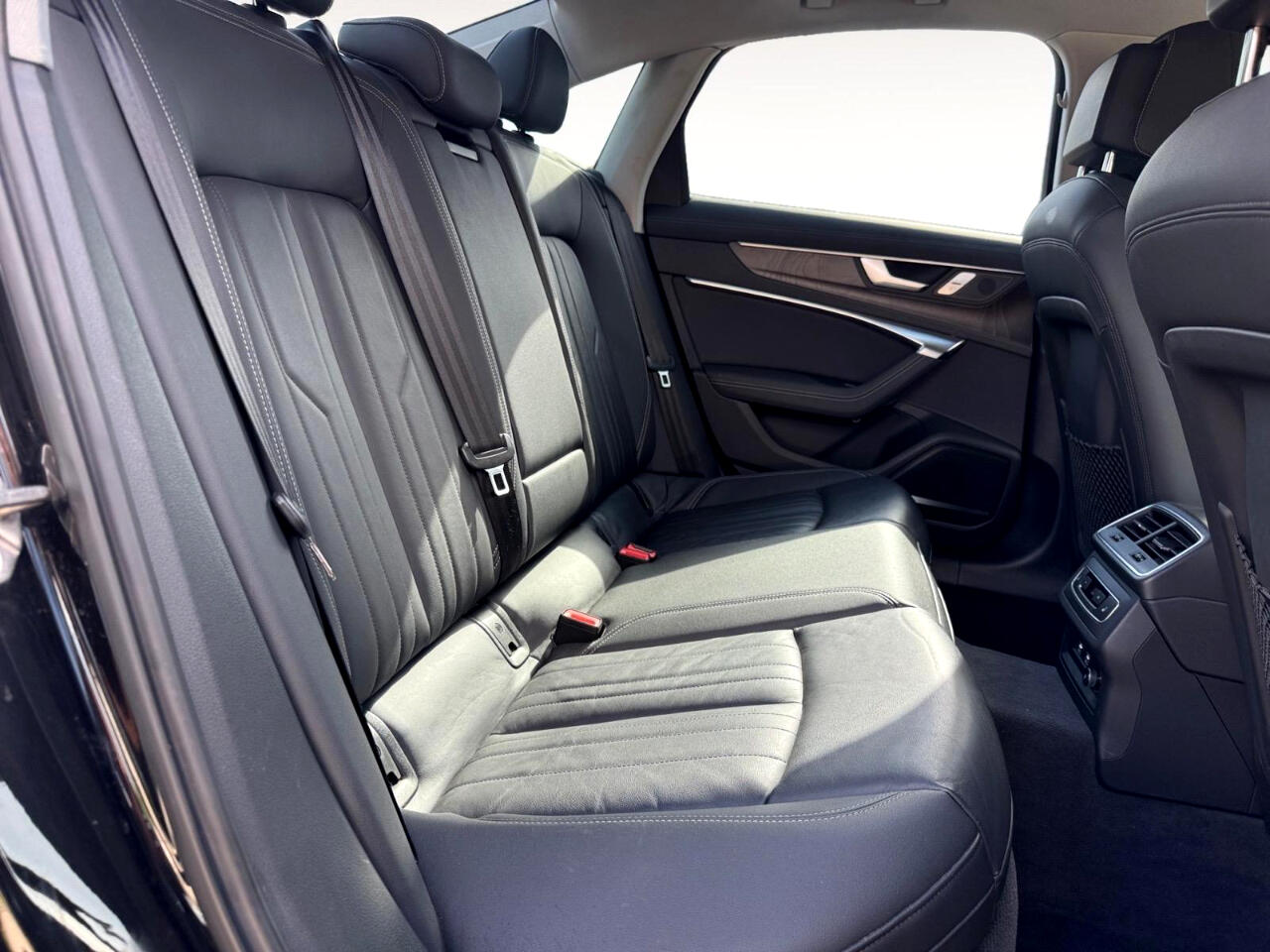 Vehicle image 25 of 28