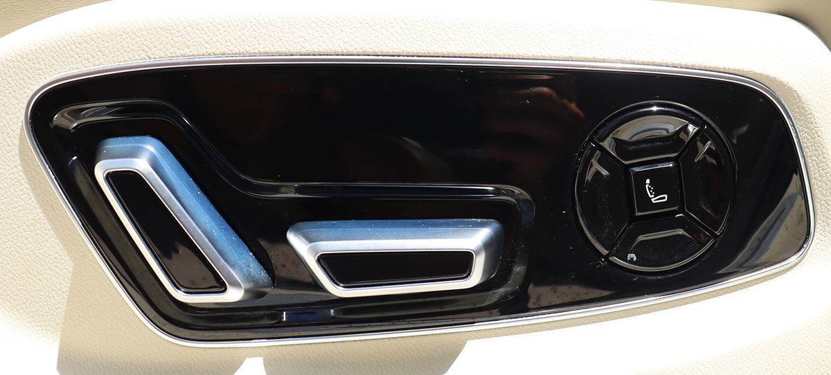 Vehicle image 70 of 78