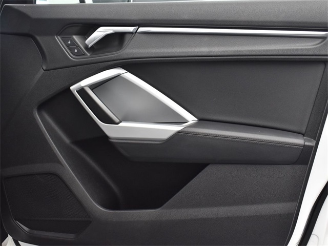 Vehicle image 28 of 30
