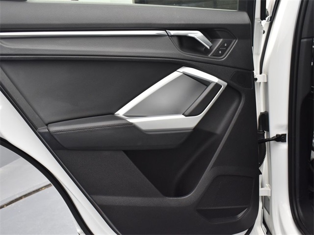 Vehicle image 22 of 30