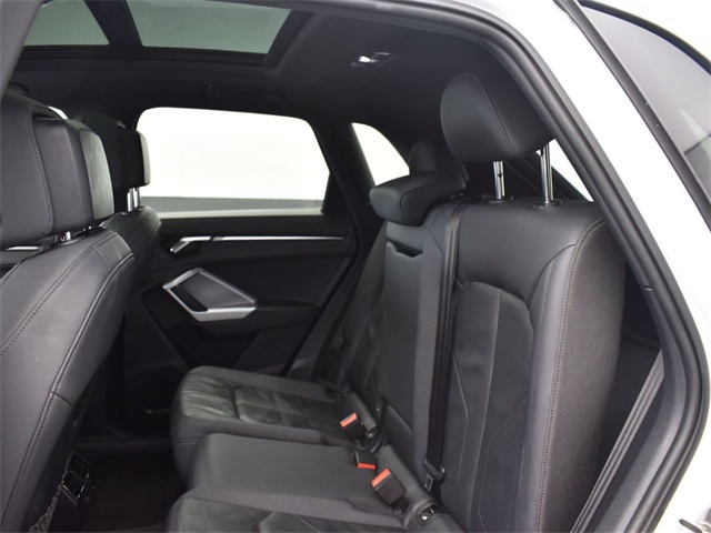 Vehicle image 24 of 30