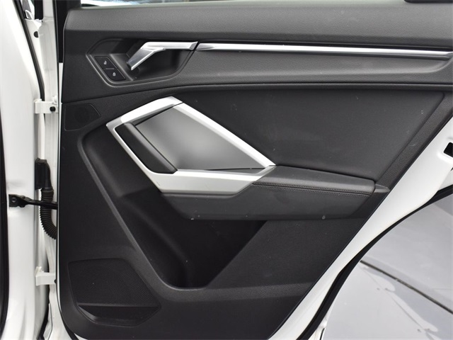 Vehicle image 26 of 30