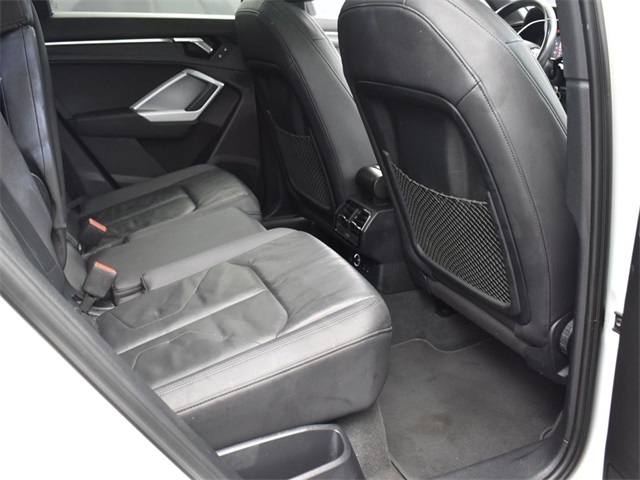 Vehicle image 27 of 30