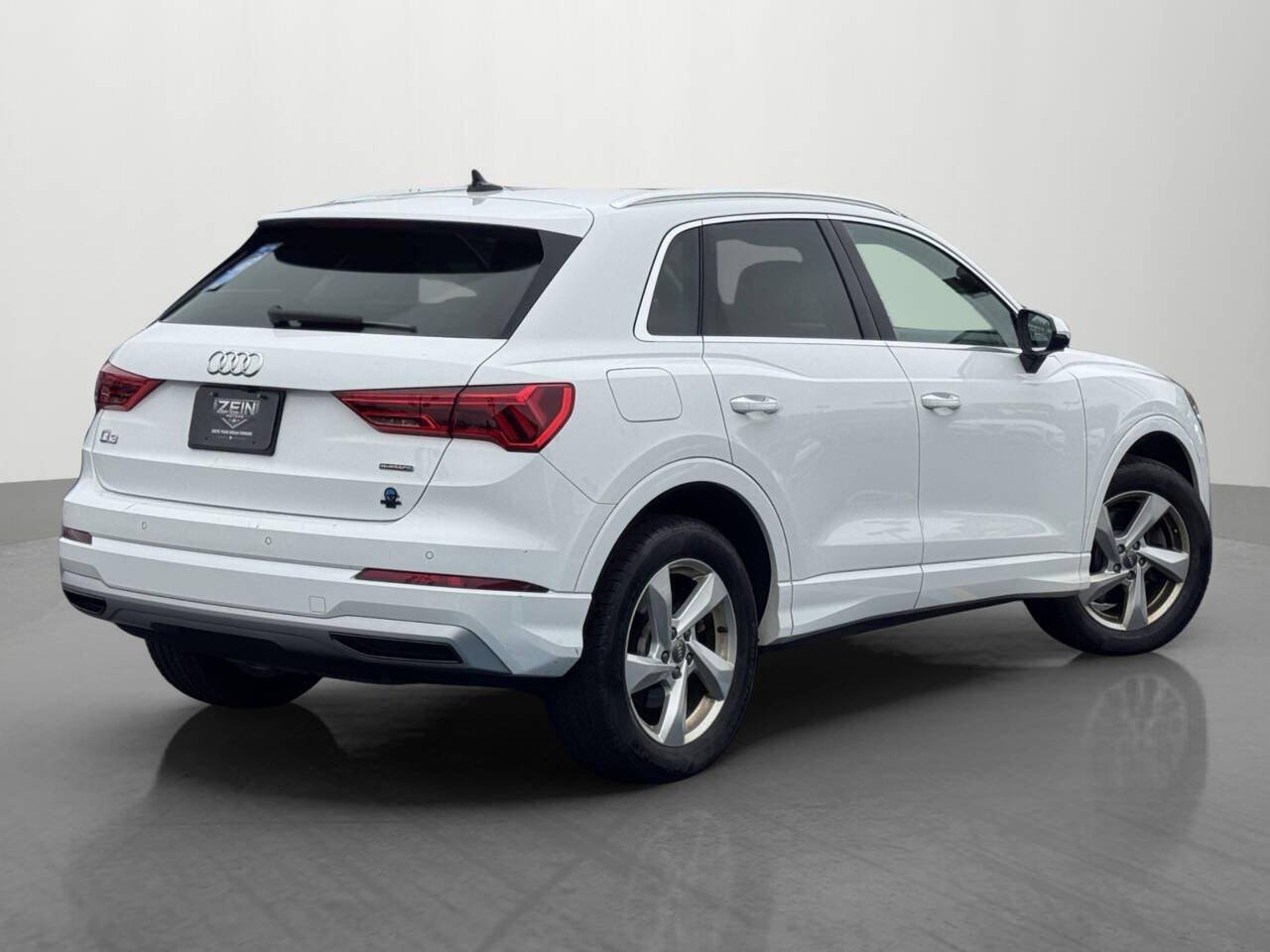 Vehicle image 4 of 34