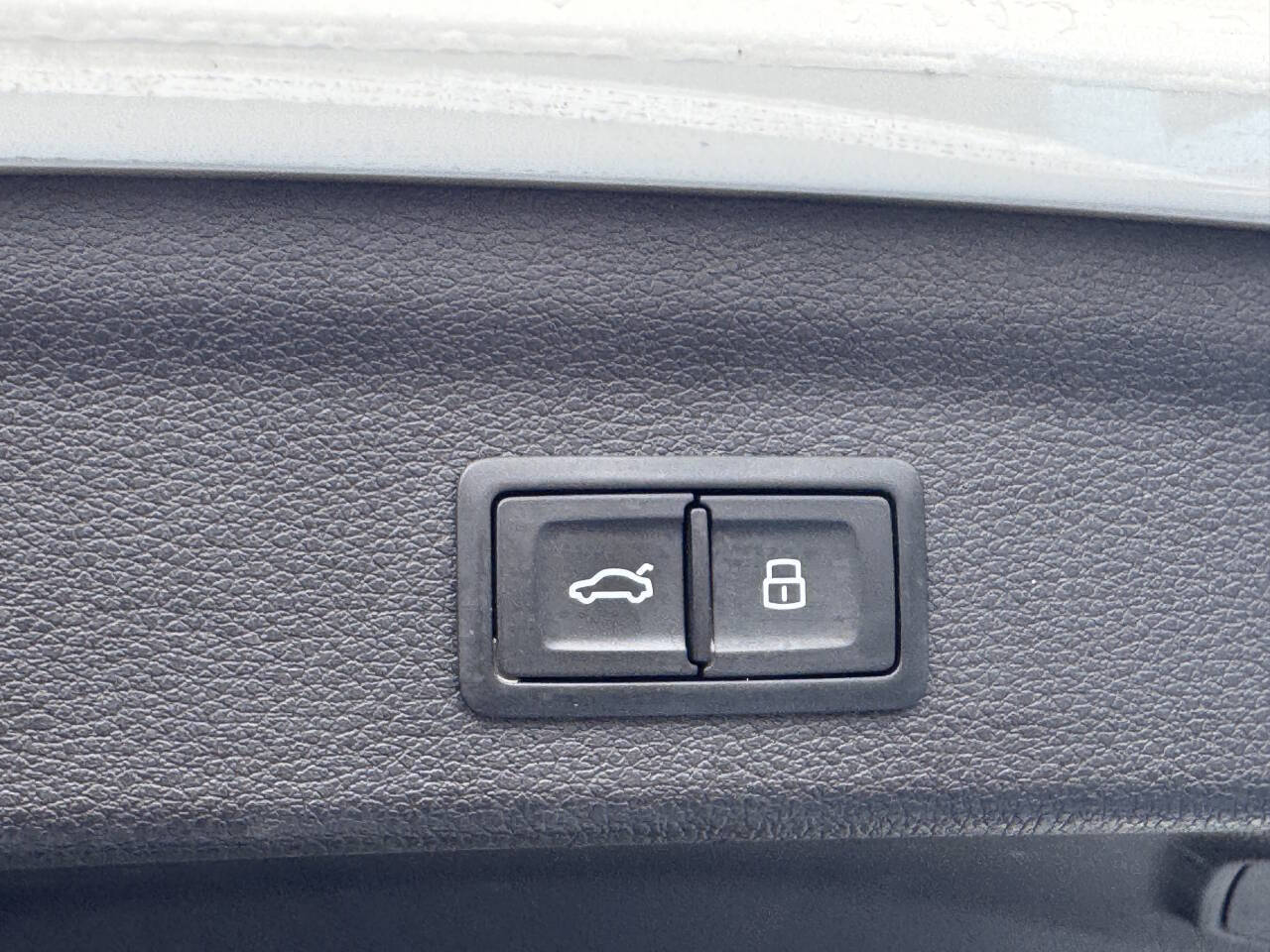 Vehicle image 30 of 34