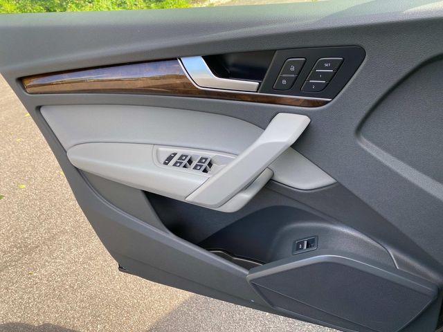 Vehicle image 23 of 35