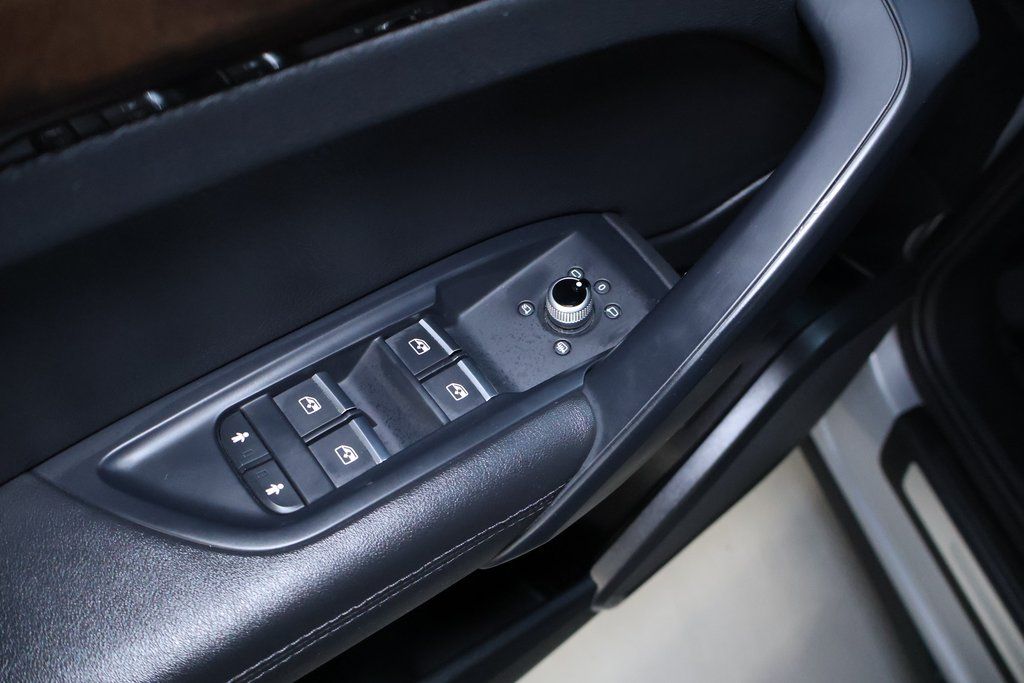 Vehicle image 37 of 44