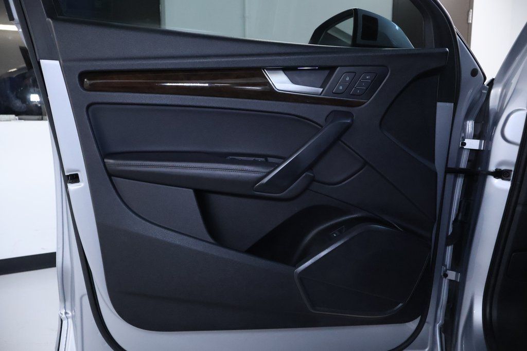 Vehicle image 14 of 44