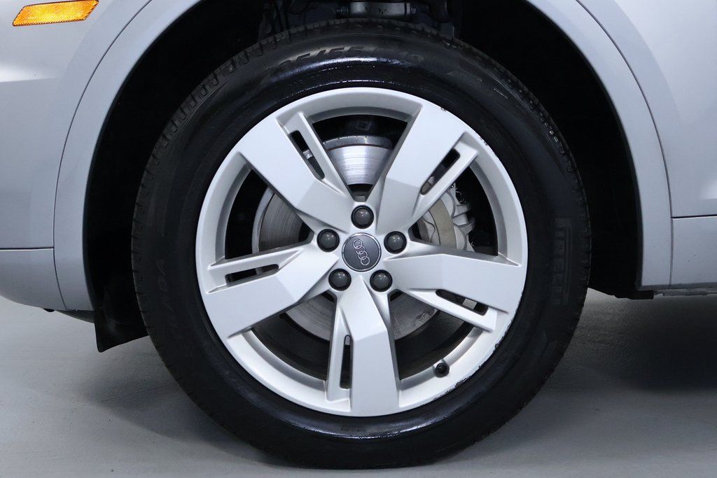Vehicle image 9 of 44
