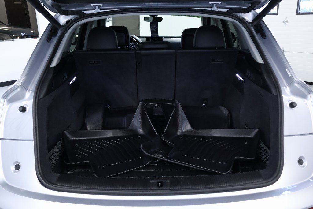 Vehicle image 10 of 44