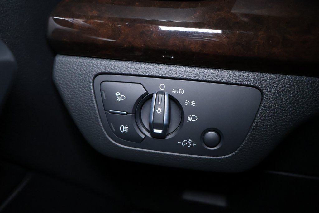 Vehicle image 33 of 44