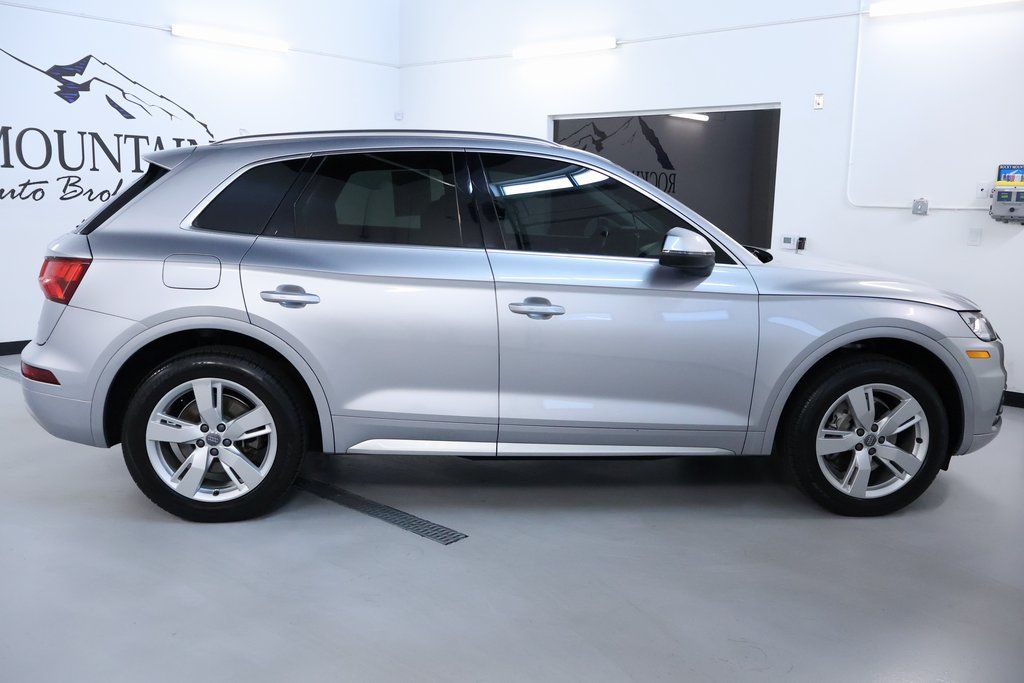 Vehicle image 4 of 44