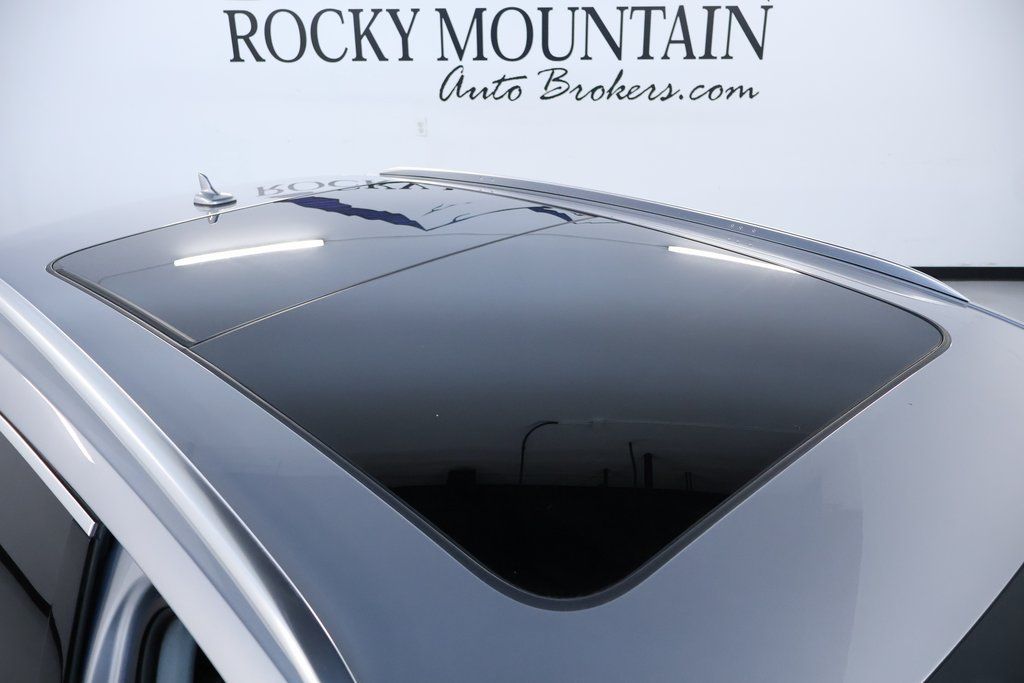 Vehicle image 32 of 44