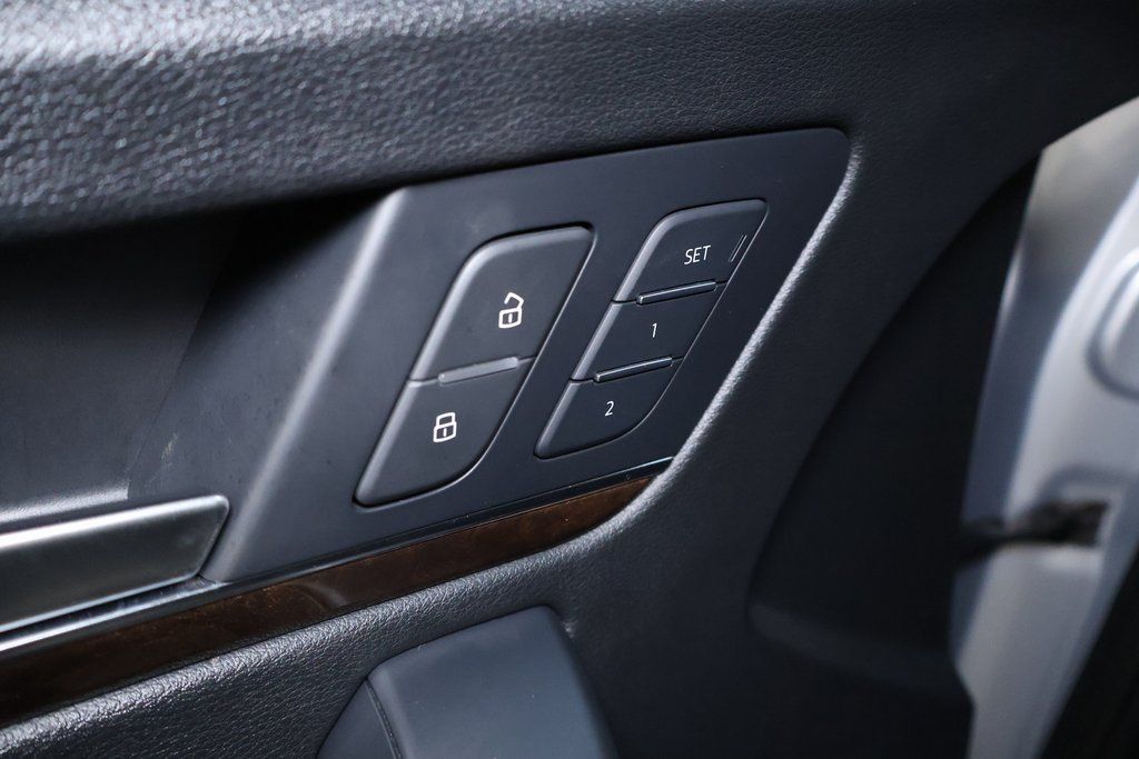 Vehicle image 25 of 44