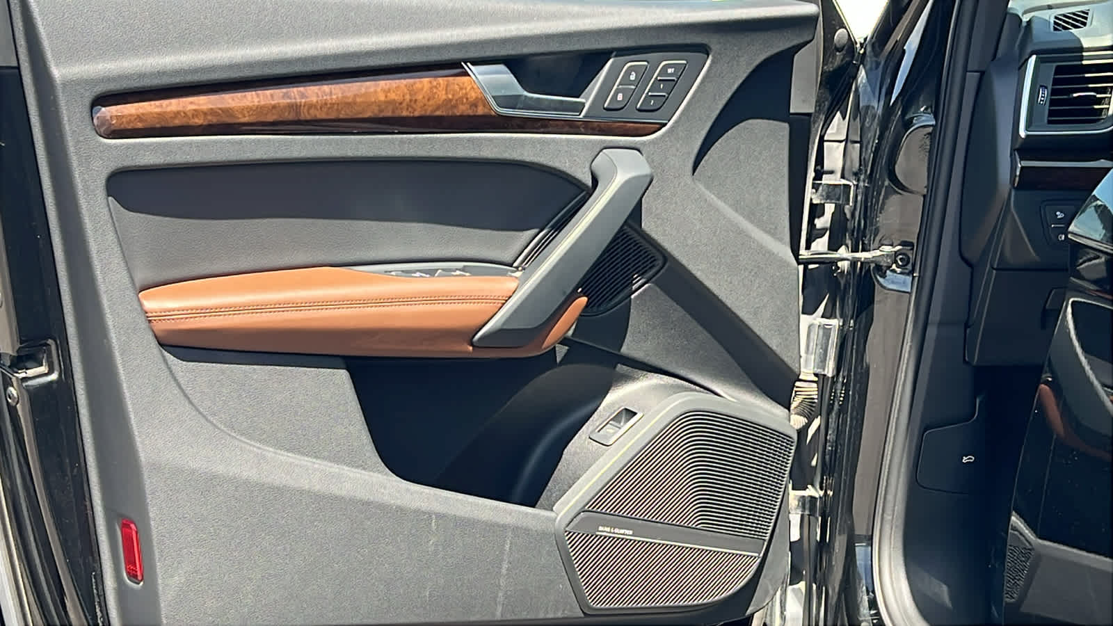 Vehicle image 23 of 31