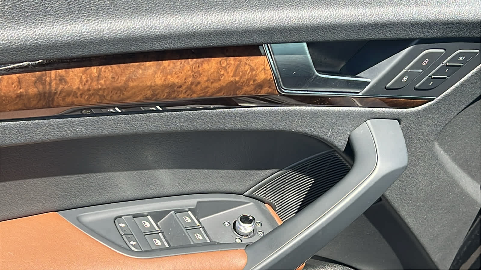 Vehicle image 22 of 31