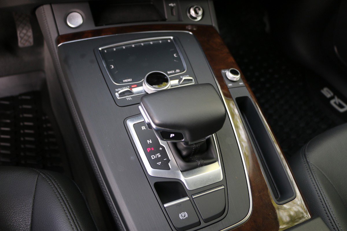 Vehicle image 23 of 32