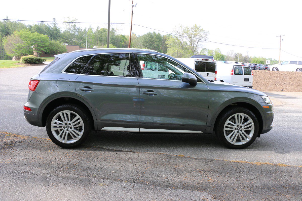 Vehicle image 3 of 32