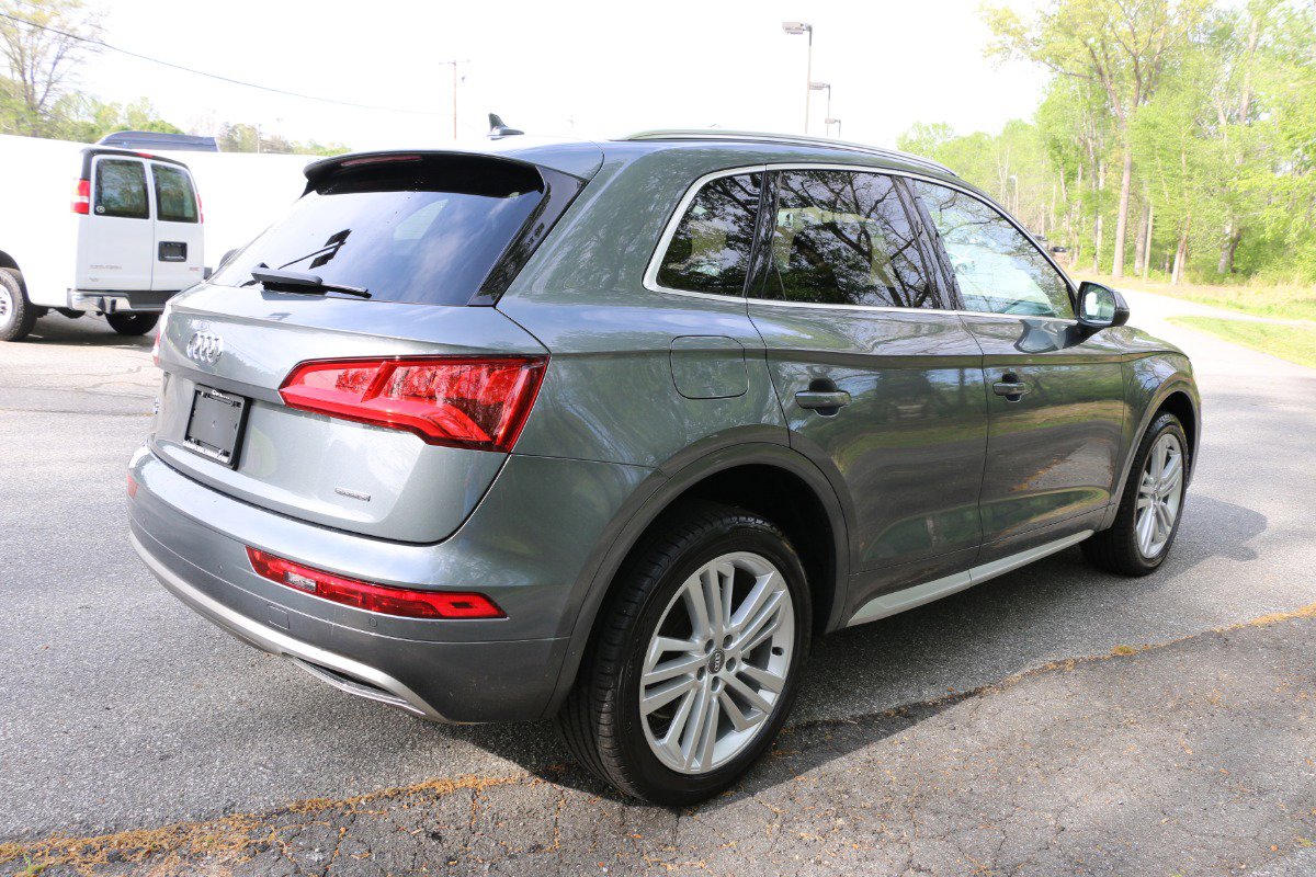 Vehicle image 4 of 32