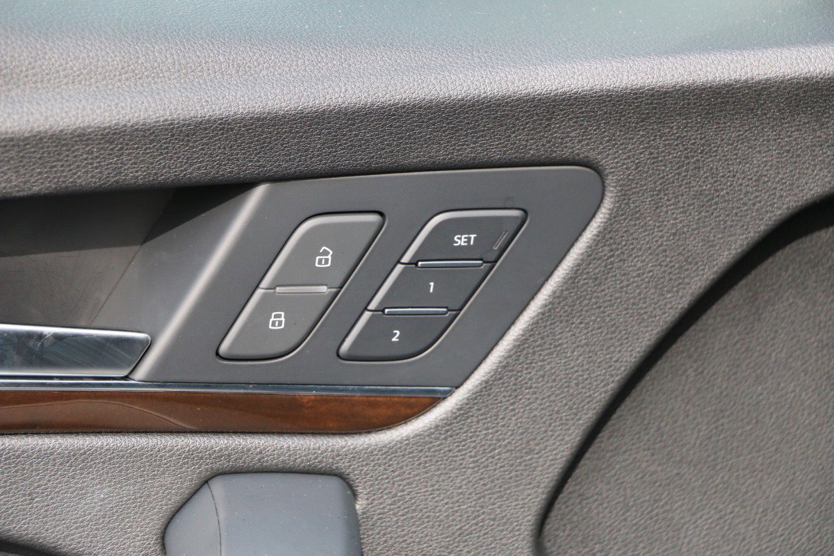 Vehicle image 16 of 32