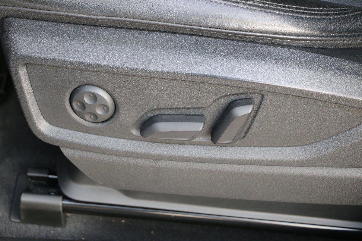 Vehicle image 25 of 32
