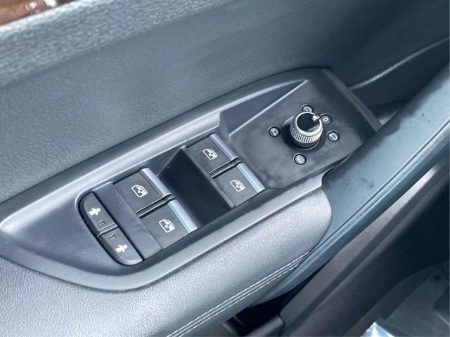 Vehicle image 34 of 37