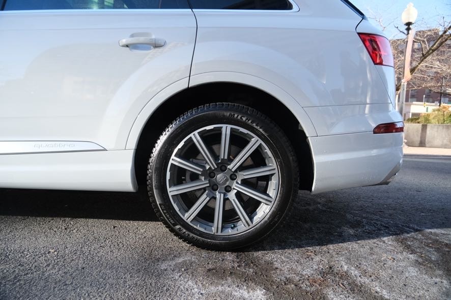 Vehicle image 10 of 48