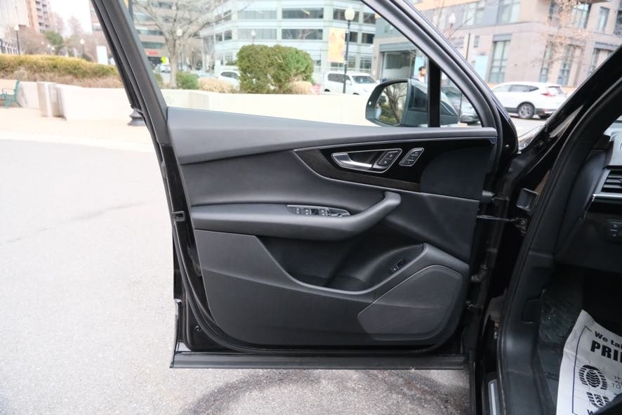 Vehicle image 18 of 43