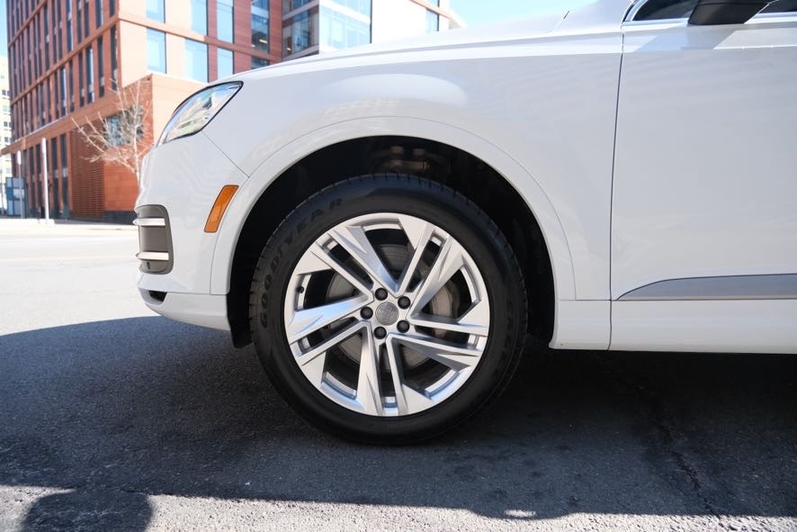 Vehicle image 9 of 44